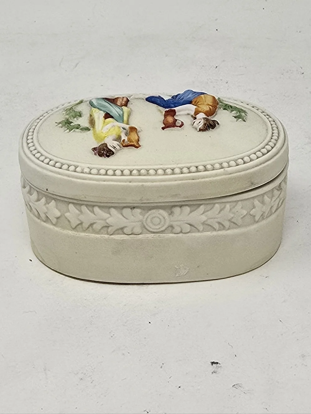 Vtg bisque porcelain lidded trinket vanity box hand‎ painted relief romantic